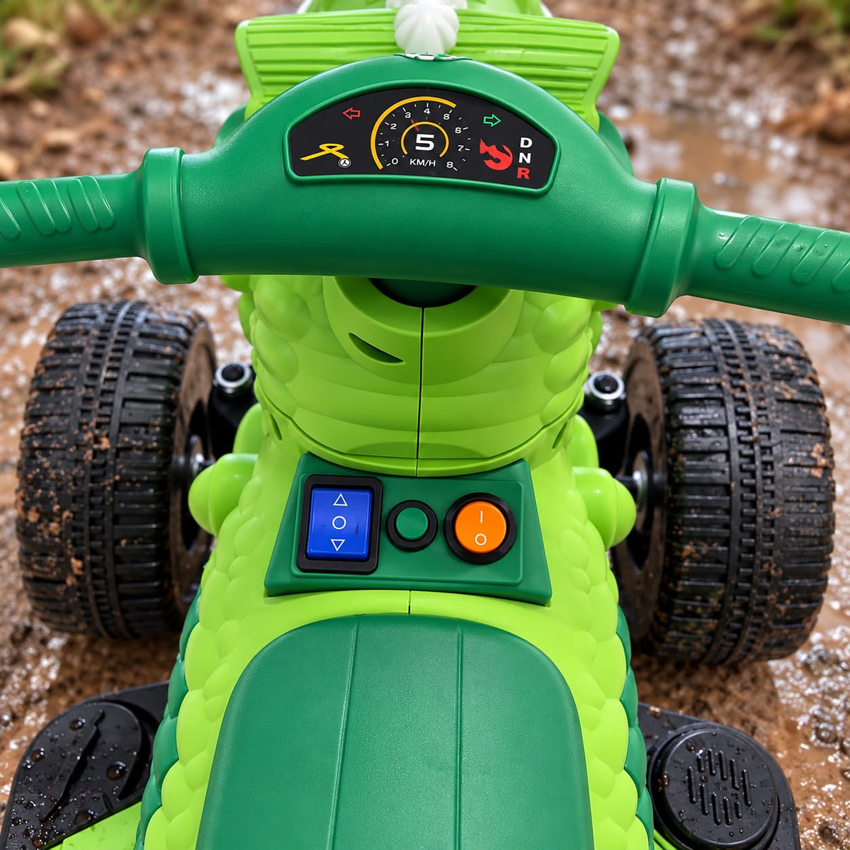 Cuatrimoto eléctrica infantil dinosaurio verde, vista frontal en diagonal