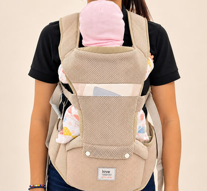 Vista lateral del portabebé beige Love Aiopao con asiento de cadera y tirantes anchos