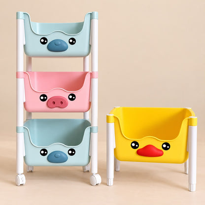 Organizador infantil multicolor de cuatro niveles con ruedas y caritas de animales en habitación infantil