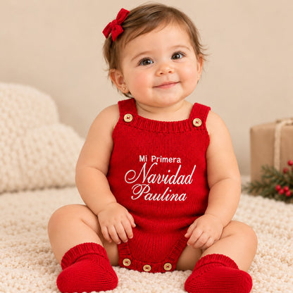 Bebé con body rojo Mi Primera Navidad personalizado y medias rojas a juego