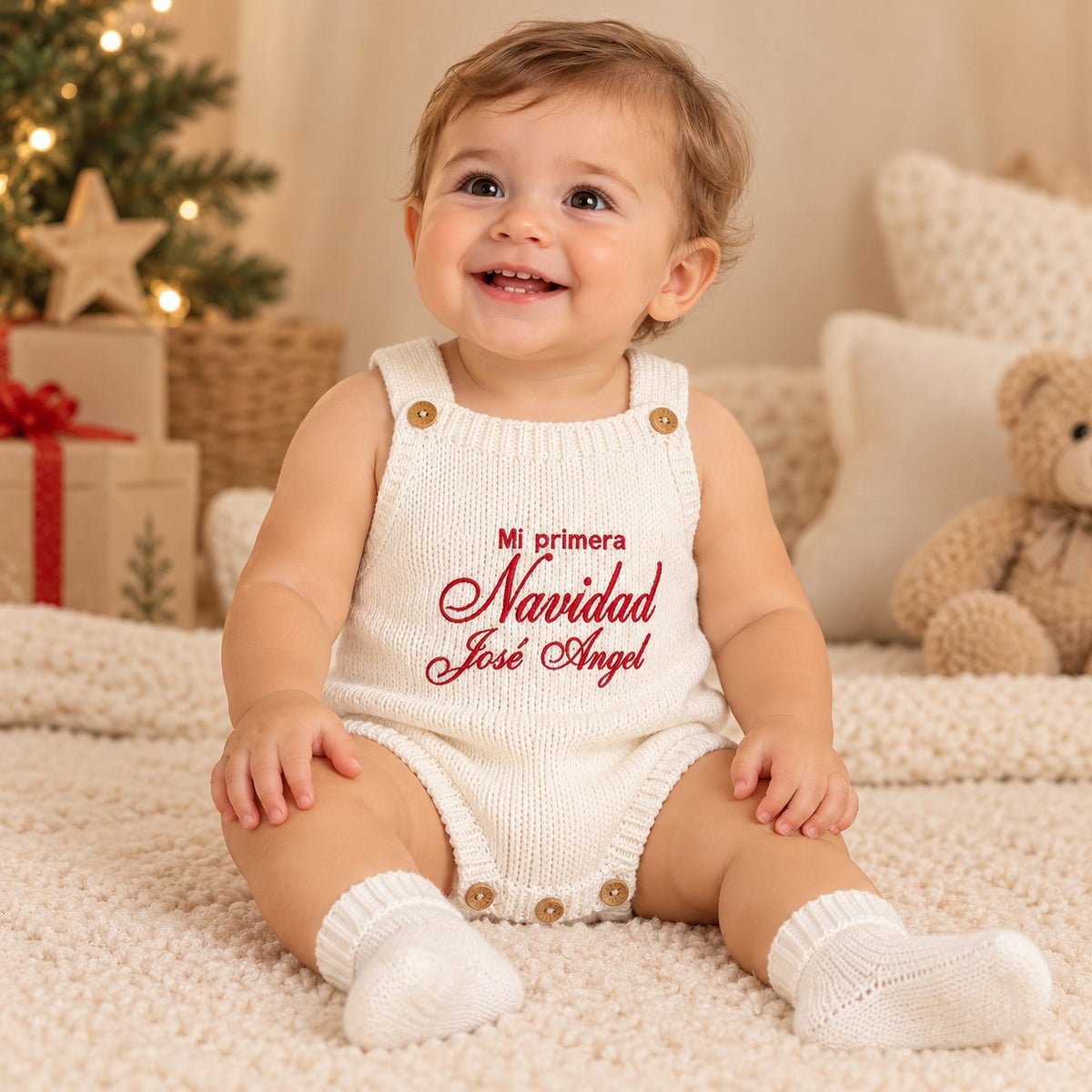 Bebé con body blanco Mi Primera Navidad personalizado con texto rojo y medias blancas