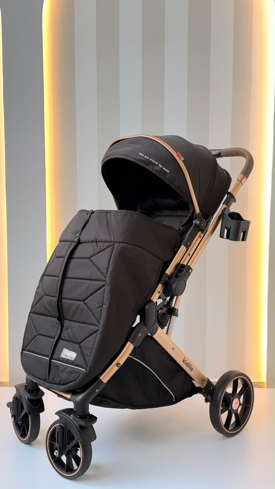 Coche Kidilo Coffee Caviar negro con estructura dorada, vista lateral