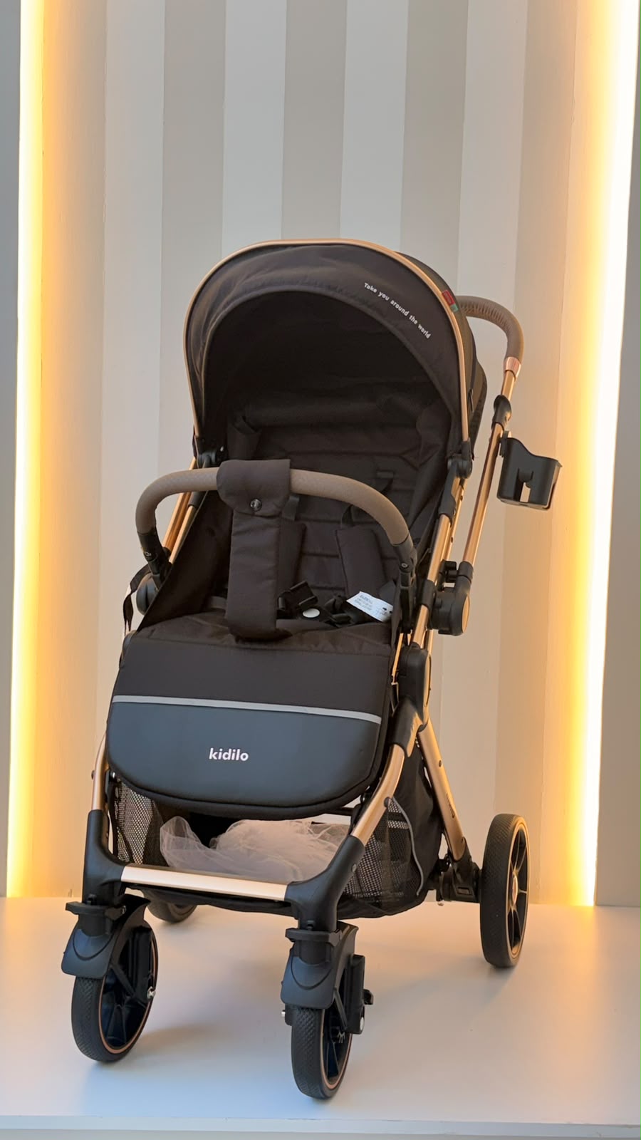 Coche Kidilo Coffee Caviar negro plegado con asa extensible