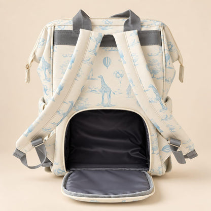 Parte posterior de la pañalera Safari azul Baby Luna con correas ajustables y apertura con cremallera