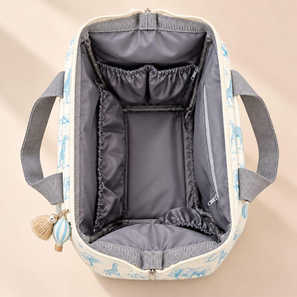 Interior de la mochila pañalera Safari azul Baby Luna con bolsillos elásticos y bolsillo con cremallera