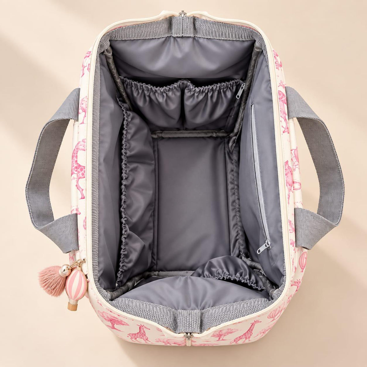 Interior de la mochila pañalera Safari rosa Baby Luna con bolsillos elásticos y bolsillo con cremallera