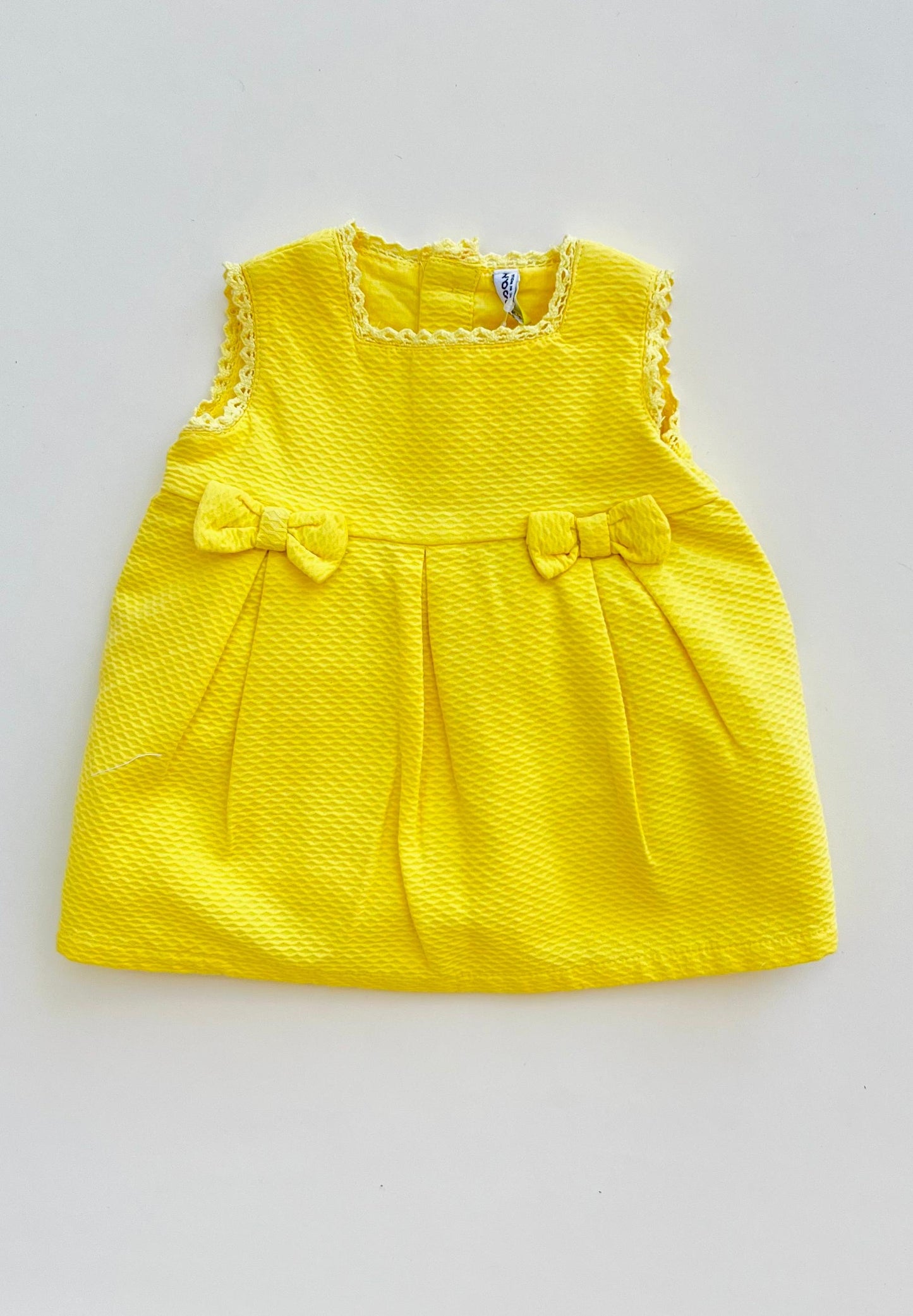 VESTIDO TEXTURIZADO CON LAZOS