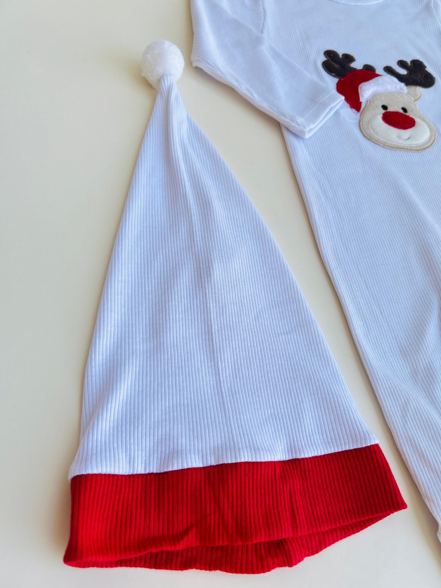 ENTERIZO NAVIDEÑO DE RENITO CON GORRO