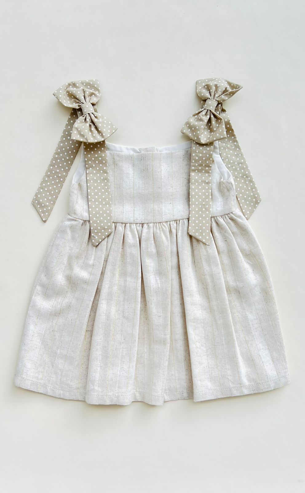 VESTIDO EN LINO CON LAZOS DE PUNTOS