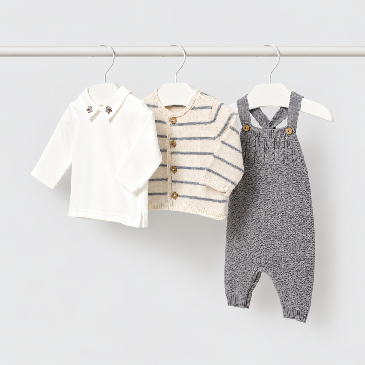 Conjunto de tres piezas para recién nacido con peto tricot gris ceniza, rebeca de rayas y camisa blanca