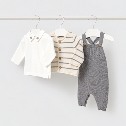 Conjunto de tres piezas para recién nacido con peto tricot gris ceniza, rebeca de rayas y camisa blanca