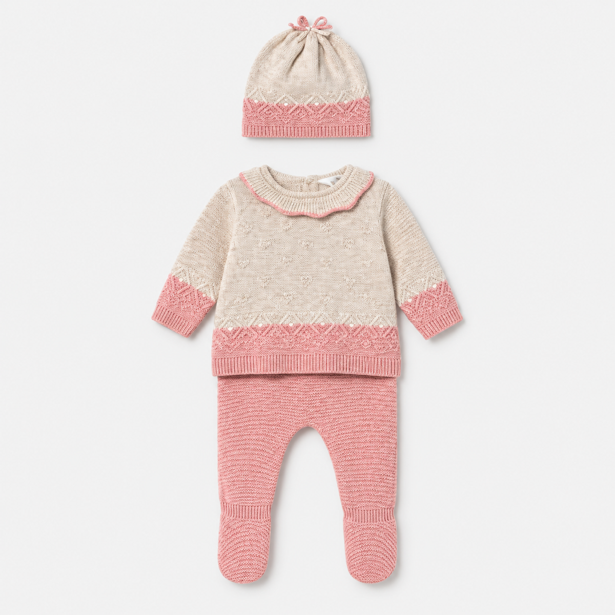 Conjunto de tres piezas de tricot para recién nacida rosa y crema con jersey, polaina con pies y gorro