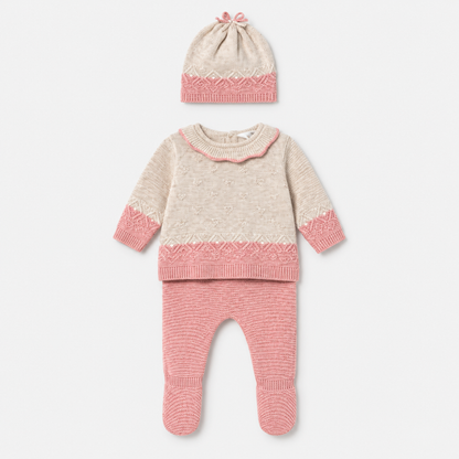Conjunto de tres piezas de tricot para recién nacida rosa y crema con jersey, polaina con pies y gorro