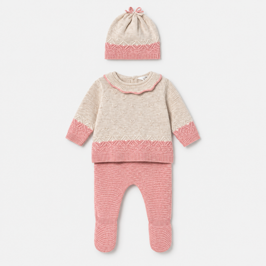 Conjunto de tres piezas de tricot para recién nacida rosa y crema con jersey, polaina con pies y gorro