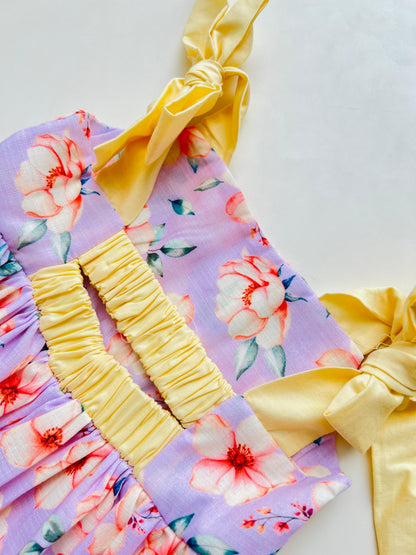 VESTIDO FLORAL CON TIRAS AJUSTABLES