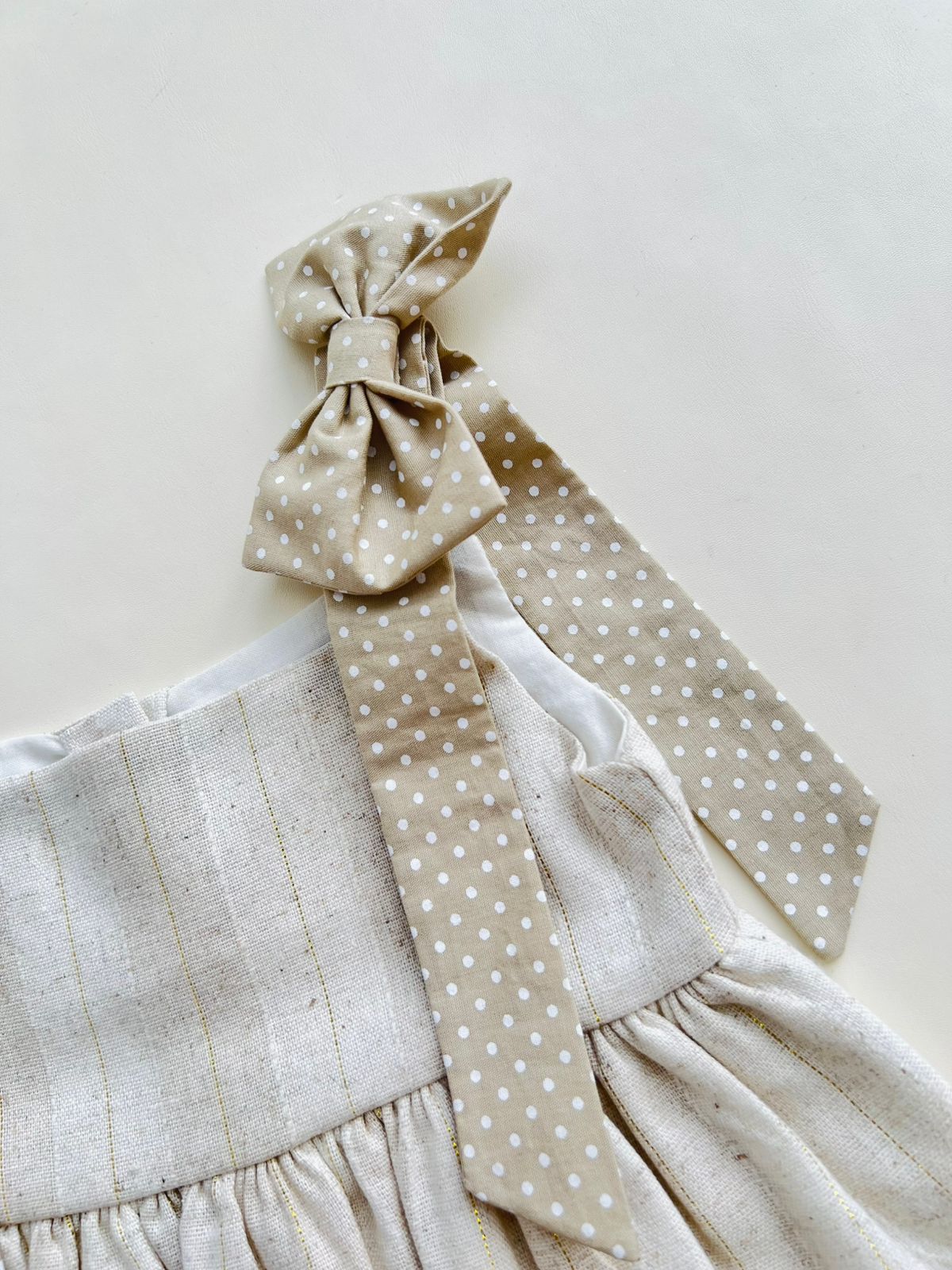 VESTIDO EN LINO CON LAZOS DE PUNTOS