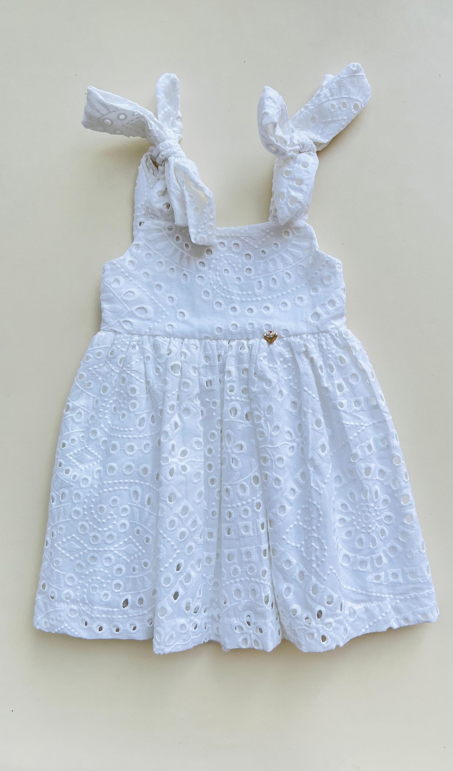 VESTIDO BLANCO DE OJALILLO CON CORBATAS EN HOMBROS