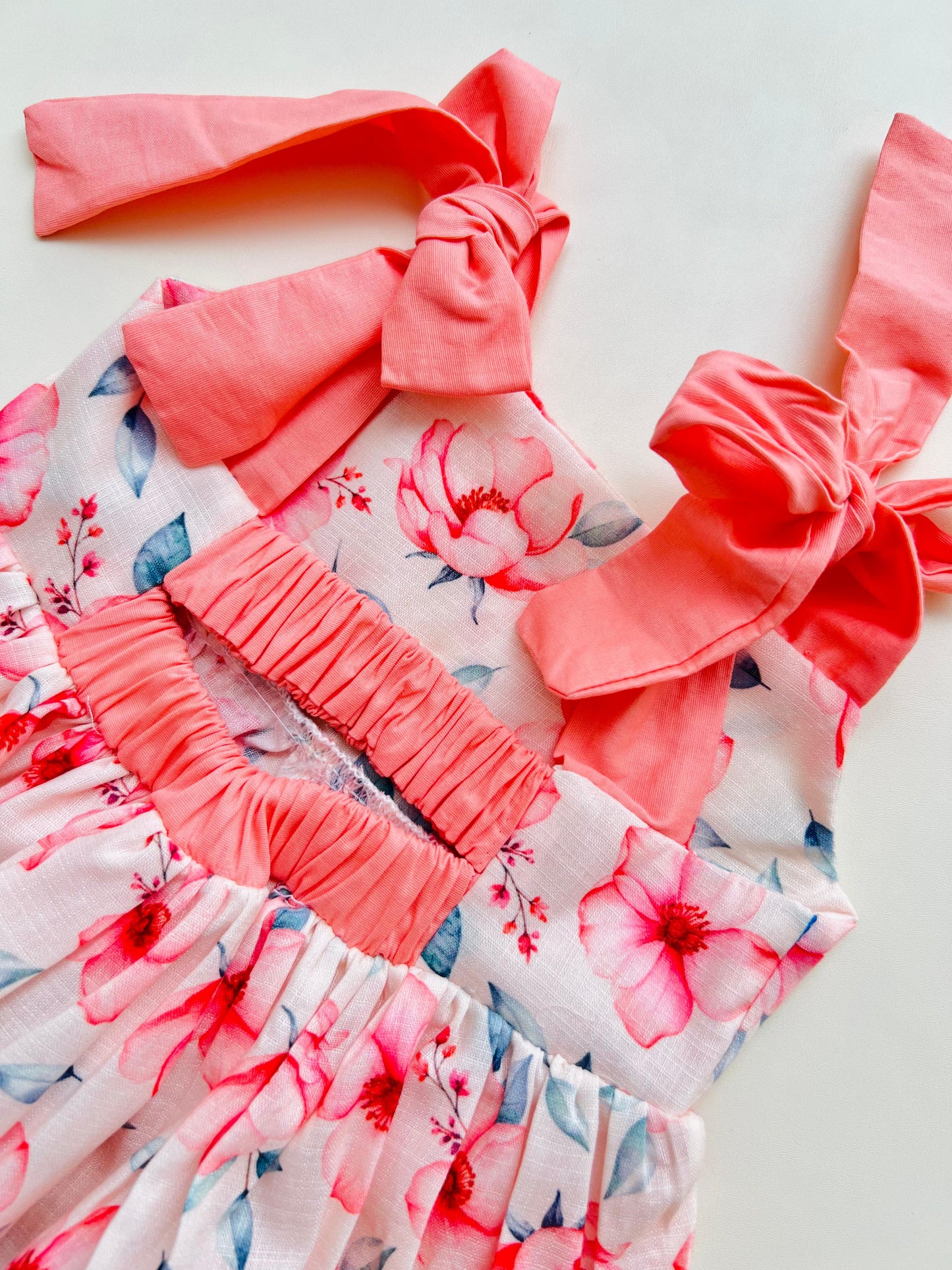 VESTIDO FLORAL CON TIRAS AJUSTABLES