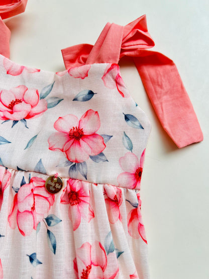 VESTIDO FLORAL CON TIRAS AJUSTABLES