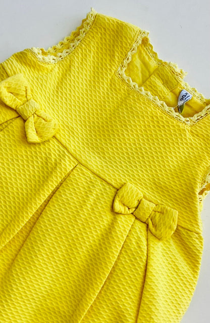 VESTIDO TEXTURIZADO CON LAZOS