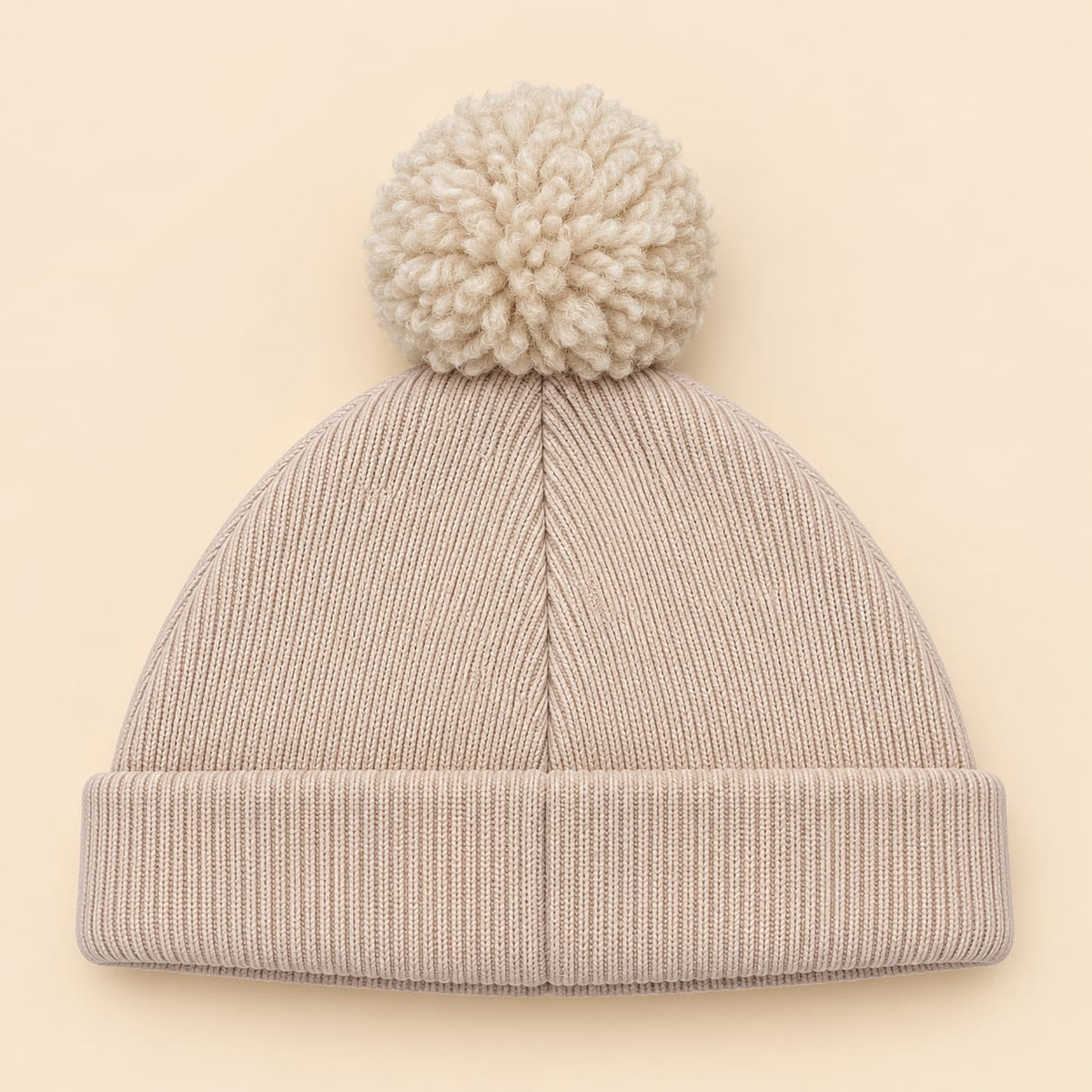 Gorro tejido para bebé beige con pompón