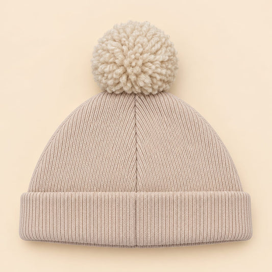 Gorro tejido para bebé beige con pompón