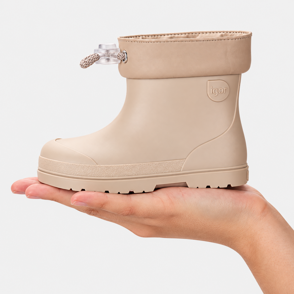 Bota de lluvia infantil Igor Mendi beige sobre mano