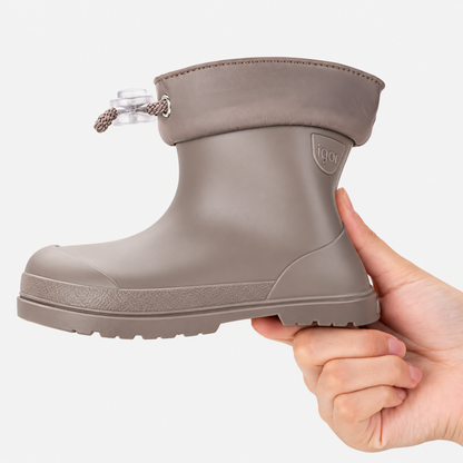 Detalle del diseño de la bota de agua Igor Mendi Taupe
