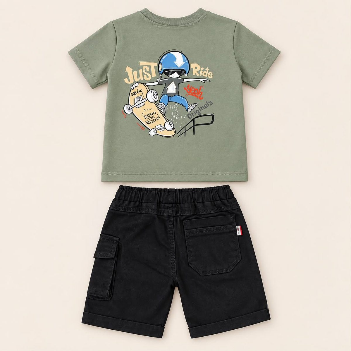 Vista posterior de conjunto para niño verde oliva y negro con camiseta estampada y short cargo, talla 3T
