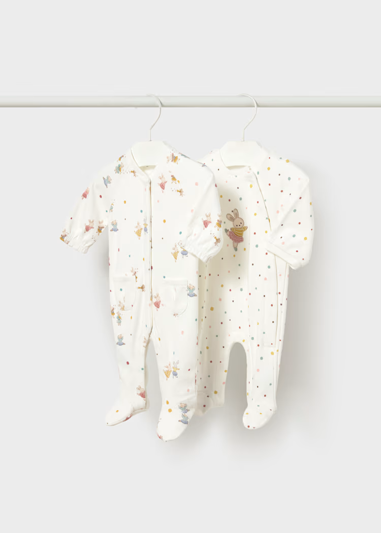 Pack de dos pijamas blancas Mayoral para recién nacida con estampados infantiles