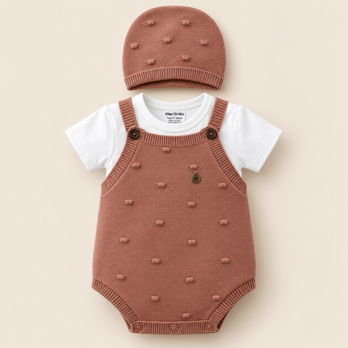 Set tejido Martin's para bebé en tono terracota con enterizo, camiseta blanca y gorro
