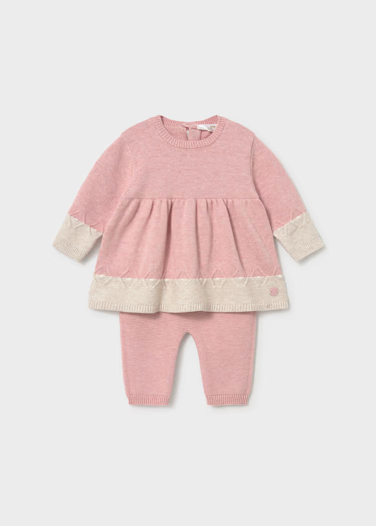 Conjunto Mayoral rosa para recién nacida con vestido tejido y legging a juego