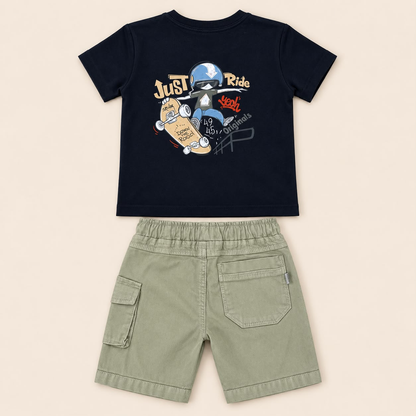 Vista posterior de conjunto para niño azul marino y verde caqui con camiseta estampada