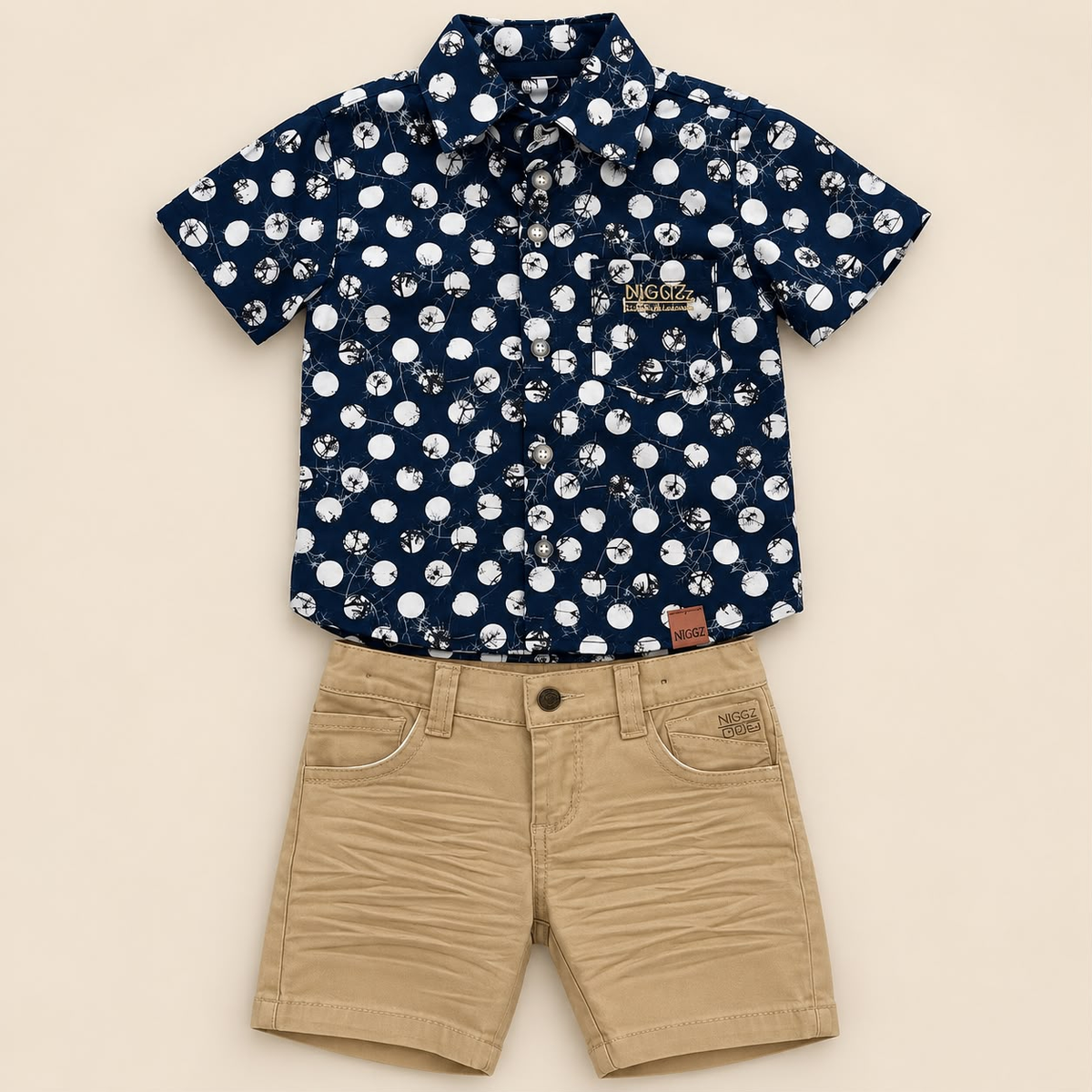 Conjunto para niño azul marino con camisa estampada y bermuda beige