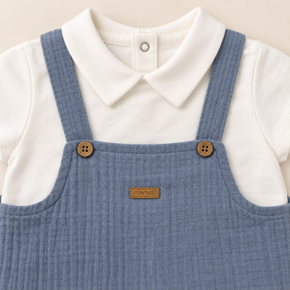 Detalle de conjunto Mayoral para bebé con cuello polo, tirantes y botones de madera