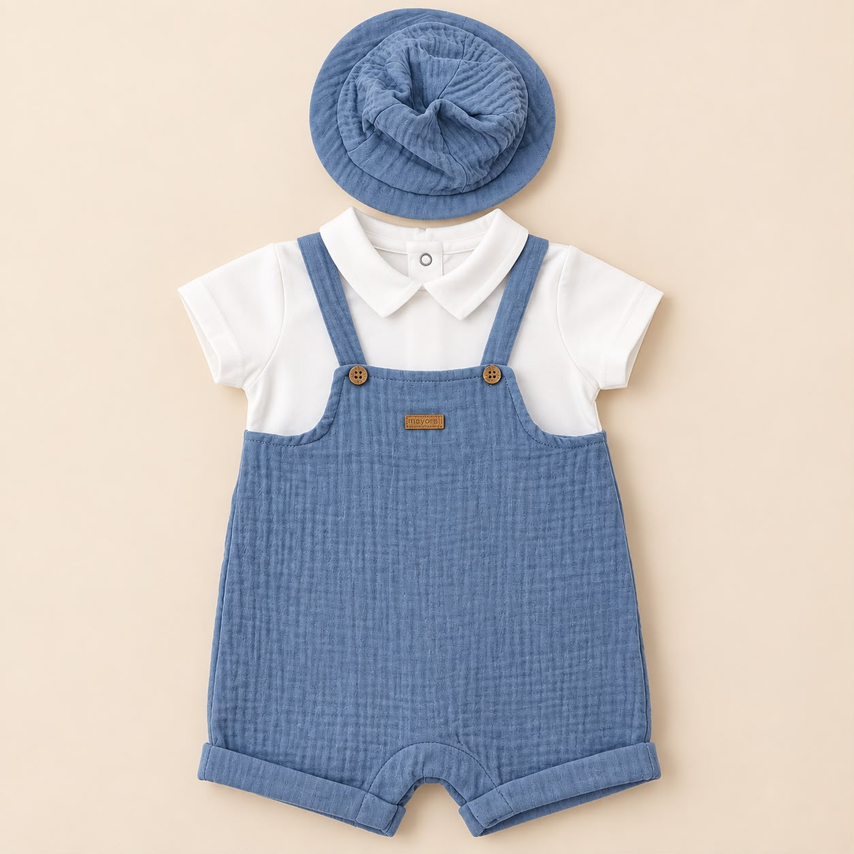 Conjunto Mayoral para bebé con camiseta blanca, peto corto azul y gorro tipo bucket