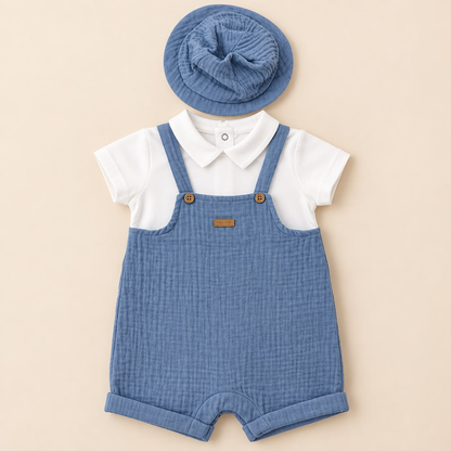 Conjunto Mayoral para bebé con camiseta blanca, peto corto azul y gorro tipo bucket
