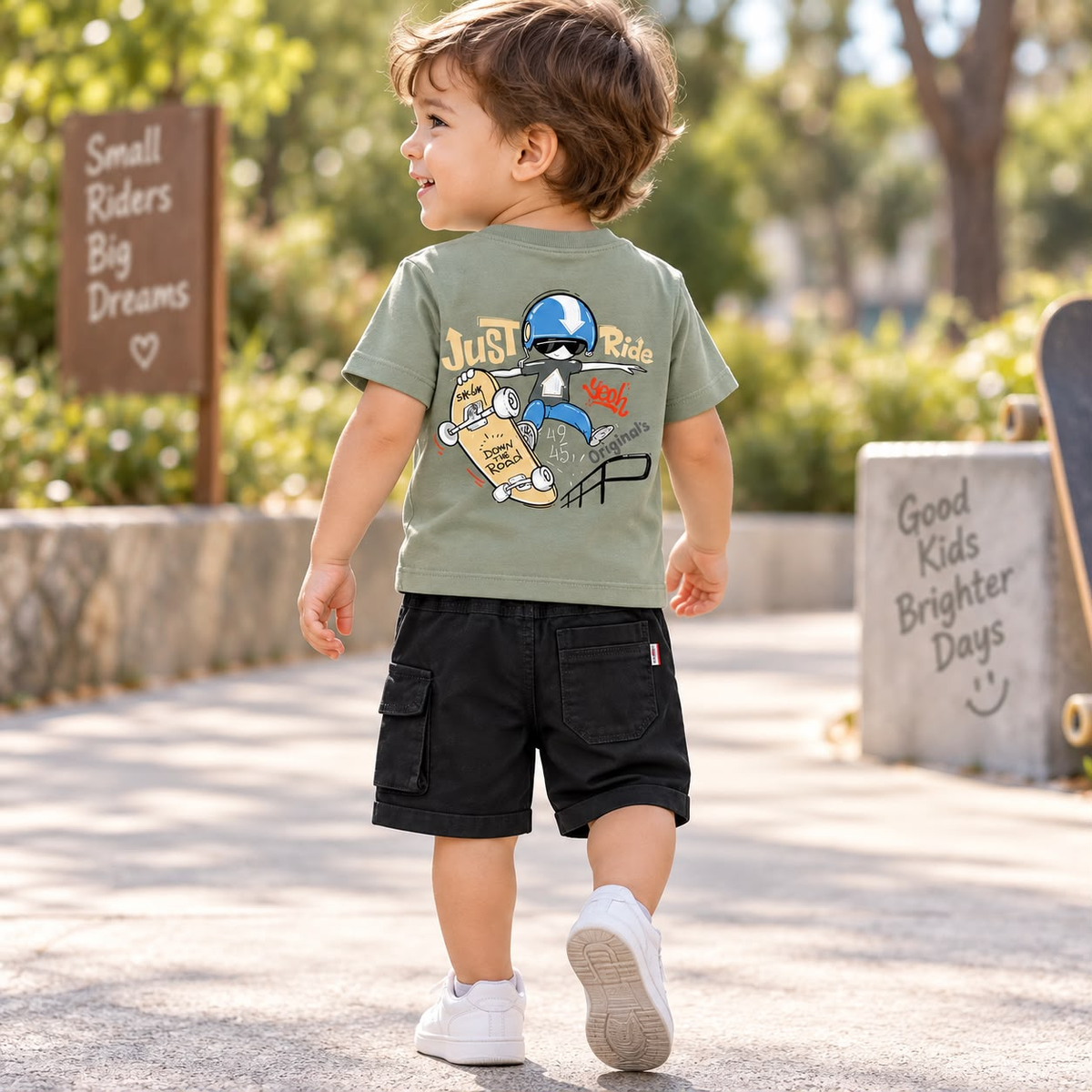 Niño usando conjunto verde oliva y negro con camiseta estampada y short cargo, talla 3T