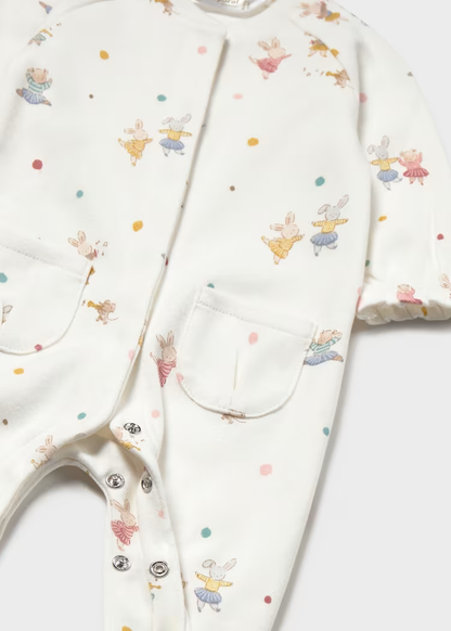 Detalle de pijama blanca Mayoral con estampado infantil, bolsillo y cierre frontal para recién nacida