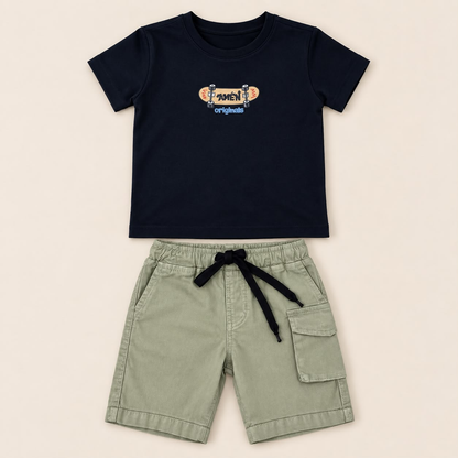 Conjunto para niño azul marino y verde caqui con camiseta estampada y short cargo