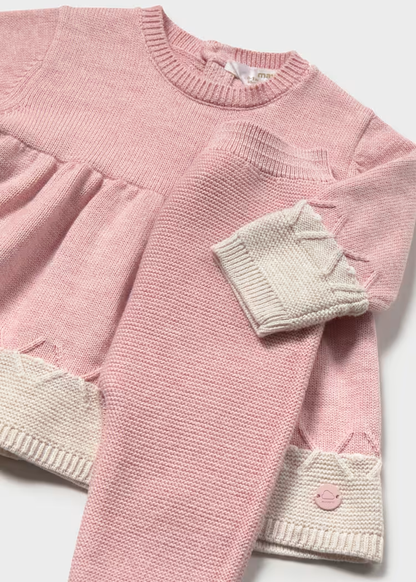 Detalle de vestido tejido rosa con puños beige y legging a juego Mayoral para recién nacida