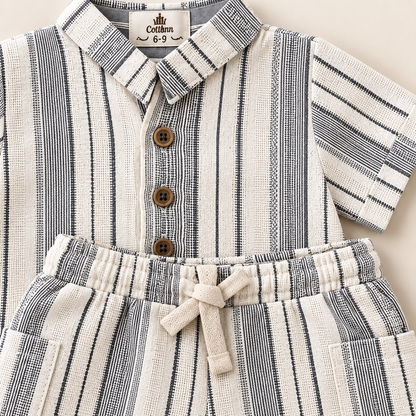 Detalle de camisa y short para bebé con rayas negras, botones y cordón
