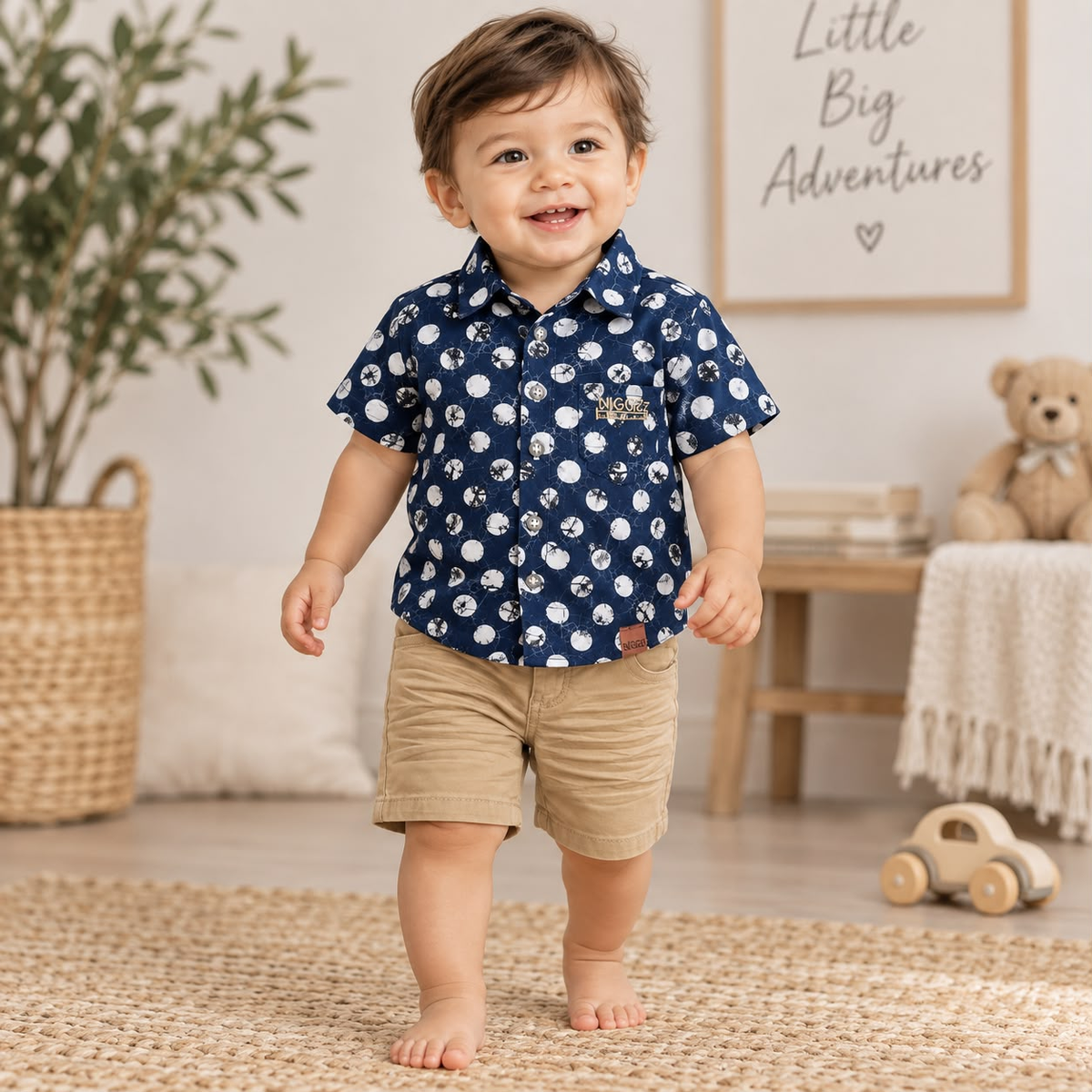Niño usando conjunto azul marino con camisa estampada y bermuda beige