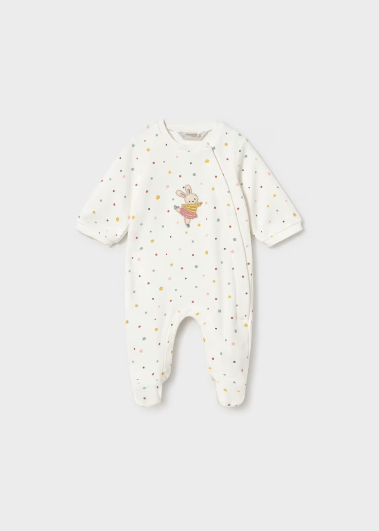 Pijama blanca Mayoral para recién nacida con conejita y puntos de colores