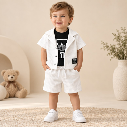 Niño usando conjunto blanco y negro con camiseta estampada, chaqueta y short