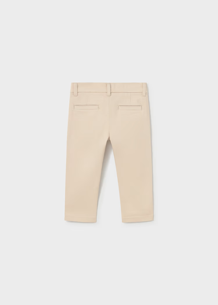 Vista posterior de pantalón chino beige para bebé con bolsillos posteriores