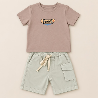 Conjunto para niño rosa empolvado y beige claro con camiseta estampada y short cargo