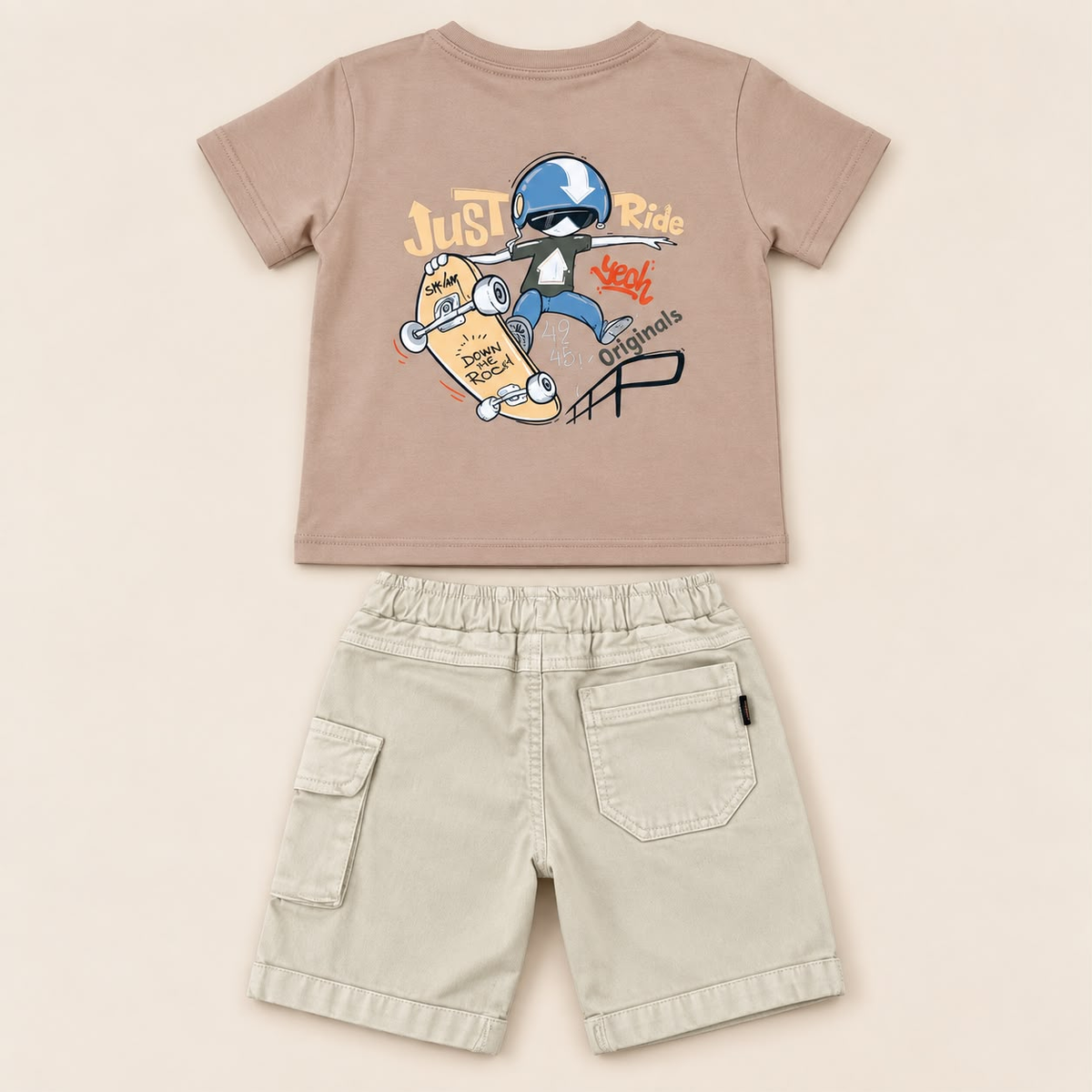 Vista posterior de conjunto para niño rosa empolvado y beige claro con camiseta estampada