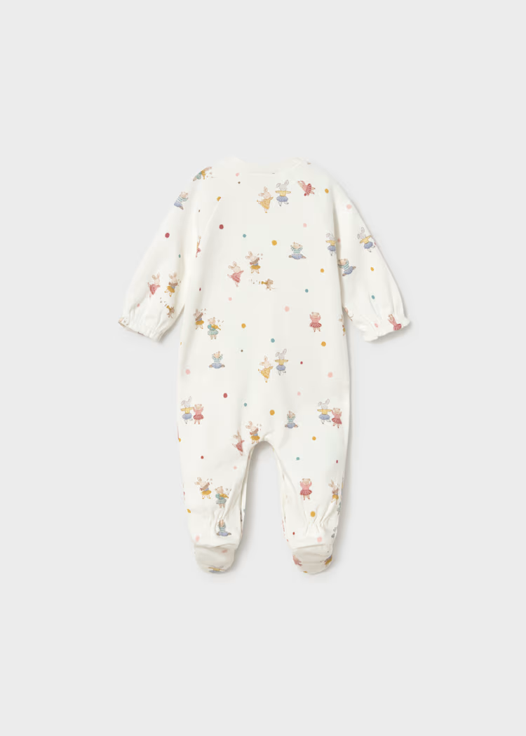 Pijama blanca Mayoral para recién nacida con estampado de hadas y personajes infantiles