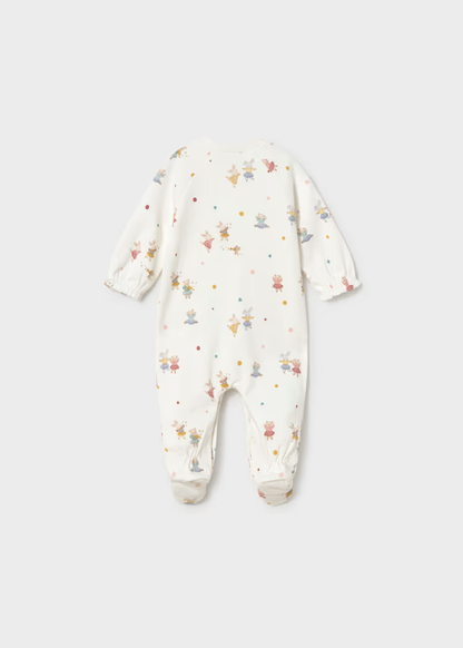 Pijama blanca Mayoral para recién nacida con estampado de hadas y personajes infantiles
